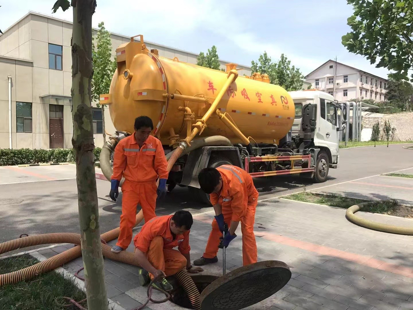 唐县管道疏通车停在窨井附近