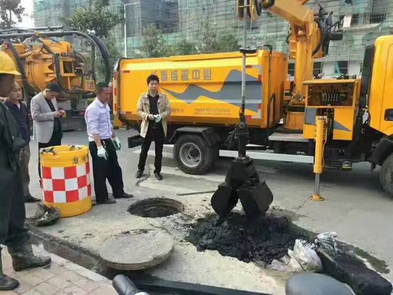 唐县街道：网格员化身“清道夫”，为民解忧疏通“堵心”化粪池